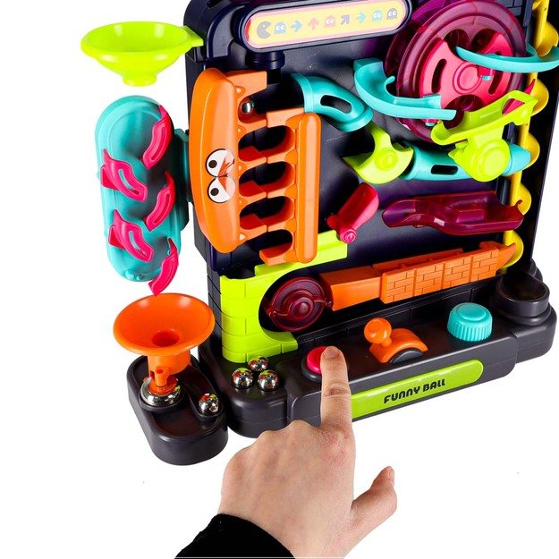 Kamuoliukų kliūčių ruožo arkadinis žaidimas, skirtas kamuoliukams