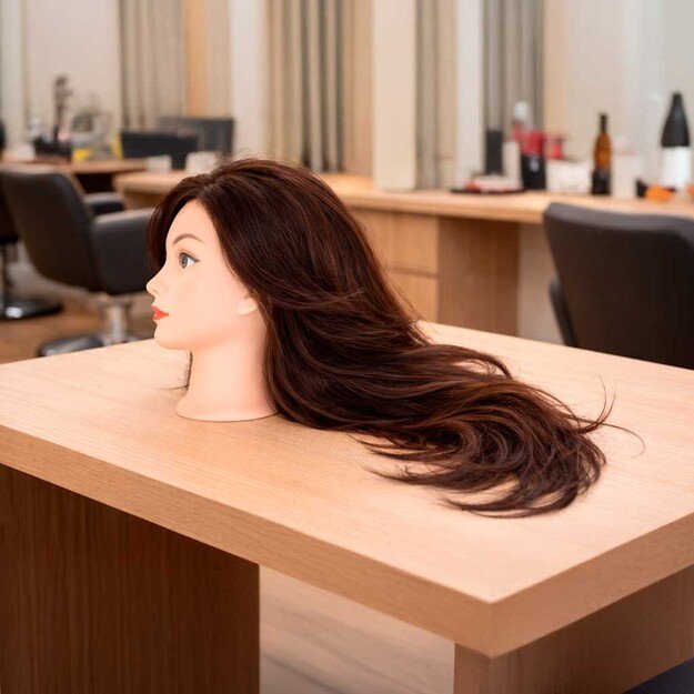 Kirpėjo mokymo galva natūralūs plaukai rudi