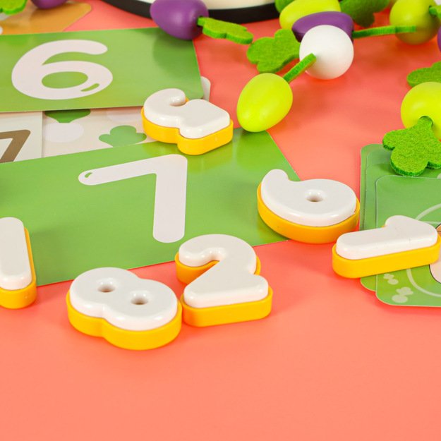 &Scaron;eimos stalo žaidimas vaikams  Morkų laukas