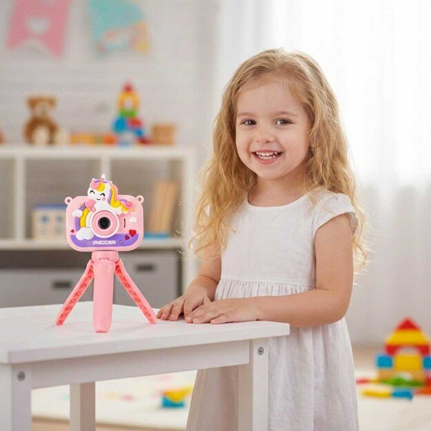 Vaiki&scaron;kas skaitmeninis fotoaparatas ant trikojo vienaragis rožinės spalvos