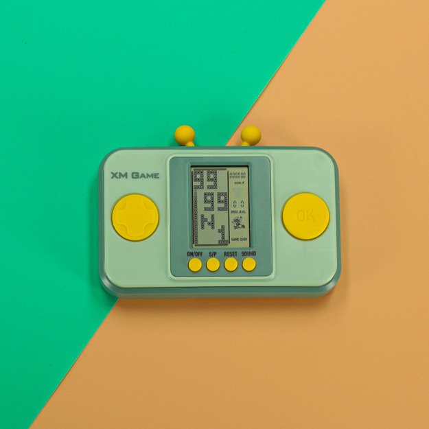Elektroninių arkadinių žaidimų ne&scaron;iojamoji konsolė žalia