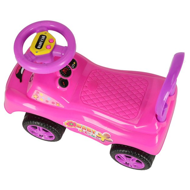 Automobilinis vežimėlis šypsosi su rageliu rožinės spalvos