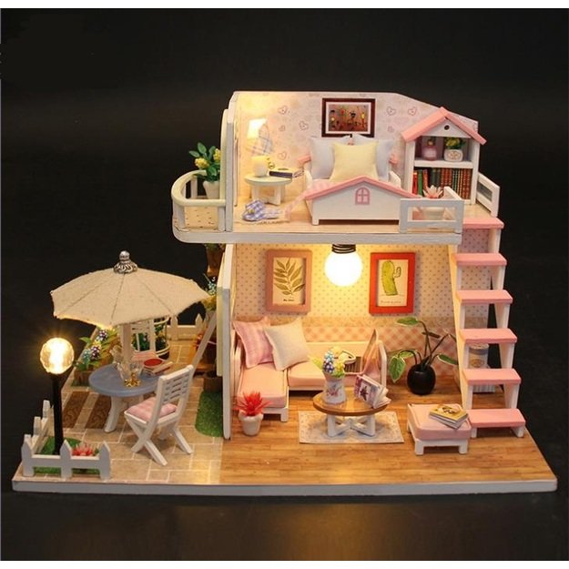 Lėlių namo dviaukštis medinis modelis, kurį reikia surinkti LED